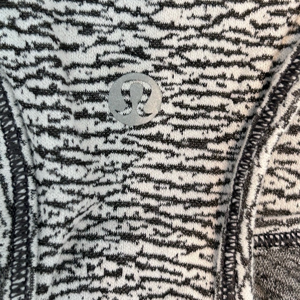 Lululemon Black/White Racerback Tank, size 6 - Picture 6 of 9